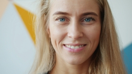 vrouw kijkt in camera en wil scheiding aanvragen