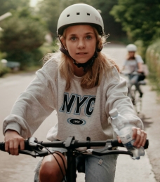 Wat kost een scheiding met kinderen? meisje op fiets