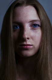 vrouw kijk in camera