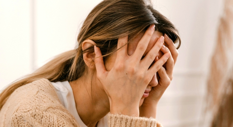 Hoe Lisa haar stresslevel tot kunst verhief Lisa rolt met koffer en al in de stress en wil afzeggen. Daar is de hulp! Herkenbaar? Lees hoe je chaos ombuigt en vier je leven, de 9! een masterclass voor als je t zelf even niet meer weet.