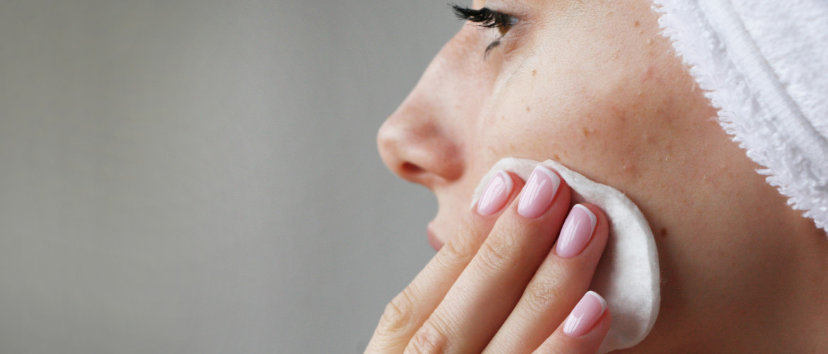 Hoe verzorg je een acnéhuid? Niet knijpen, wél reinigen