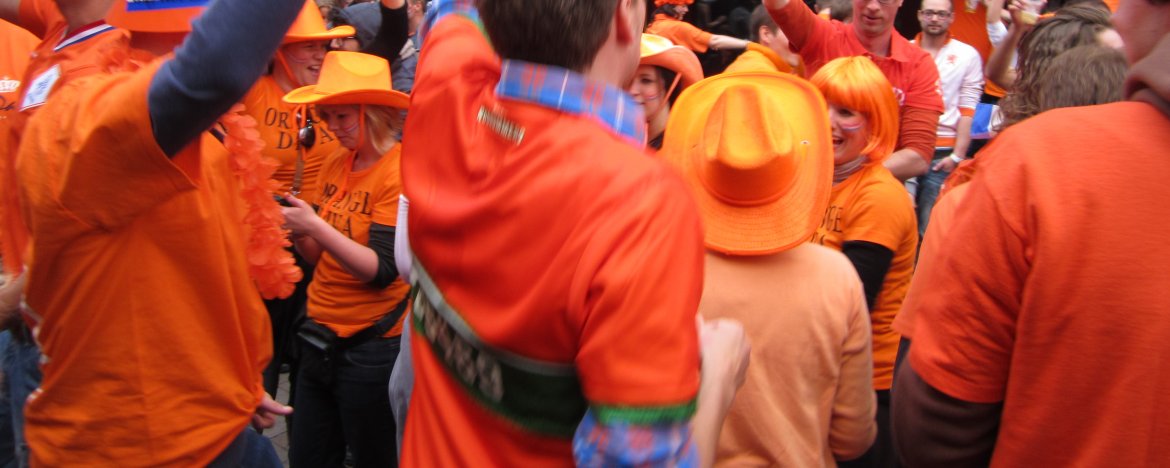 Oranje-mars: Fans Nederlands Elftal Maken Journaliste Oekraïne Gek