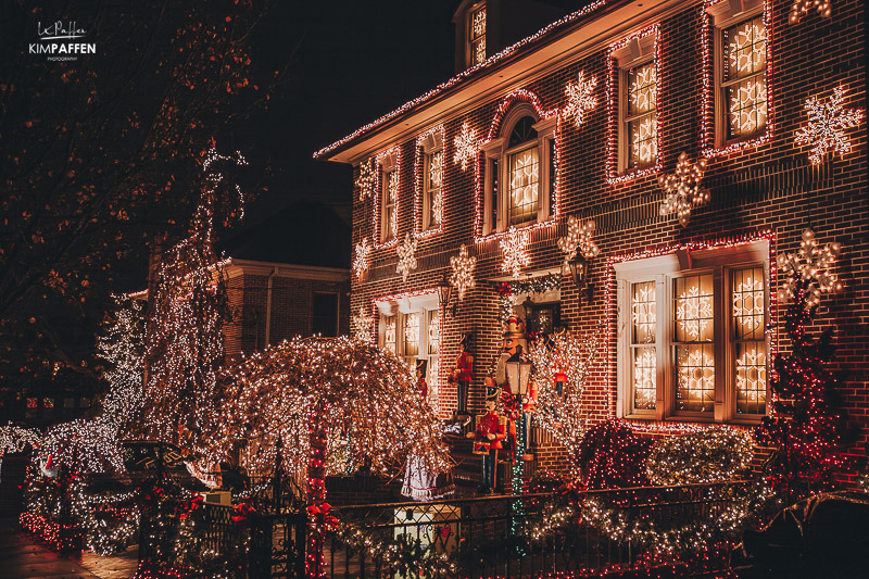 Houses Dyker Heights full of Christmas Lights