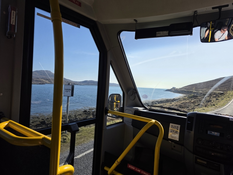 bus naar Vatersay, het startpunt van de Hebridean Way