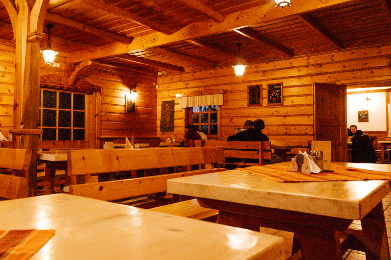Eetzaal in een PTTK-hut in Polen maaltijden-pttk-hutten-polen