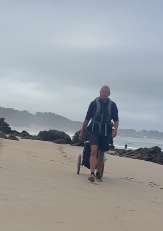 Marnix van der Lijn met zijn wandelkar