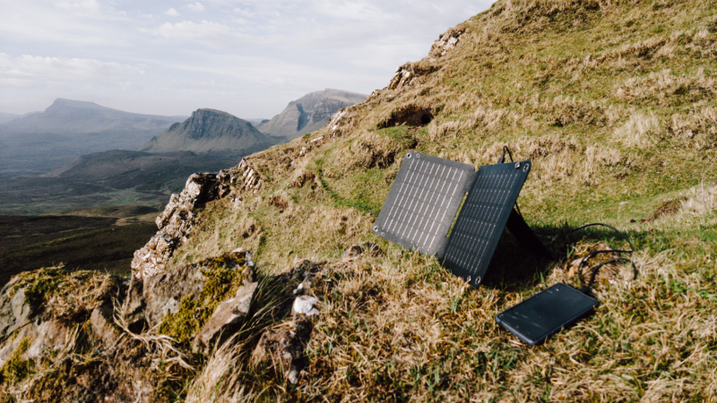 zonnecel-lader-telefoon-opladen-meerdaagse-wandeltocht