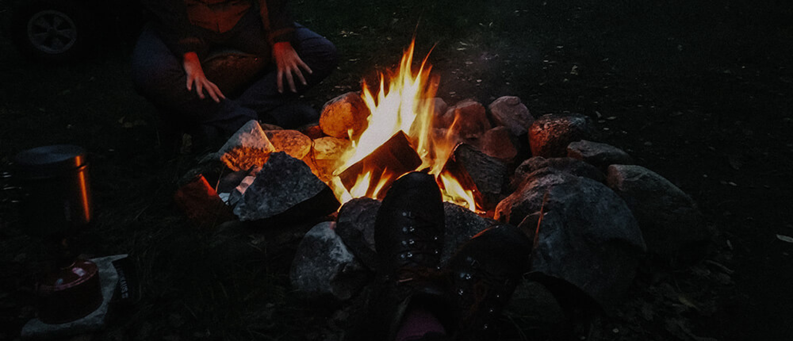 Warm blijven tijdens het winterkamperen met een vuurtje Warm blijven tijdens het winterkamperen met een vuurtje