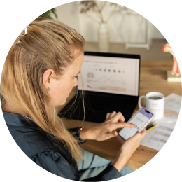 vrouw-gebruikt-de-femm-app