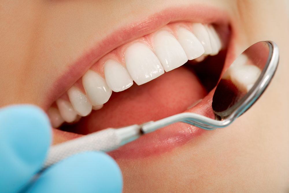 Tandvleesproblemen ontmaskerd: waarom je hormonen de oorzaak kunnen zijn van je problemen