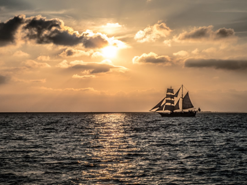 De mooiste zondondergangen zie je vanaf het water aan boord van Bounty