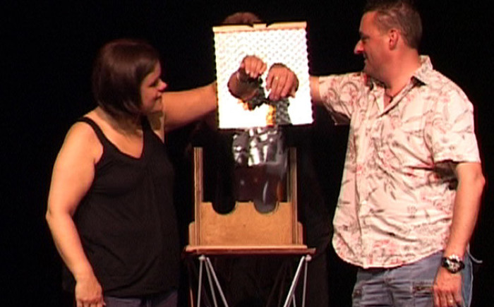 tijdens de illusionisten show mogen 2 deelnemers hun arm beschikbaar stellen.