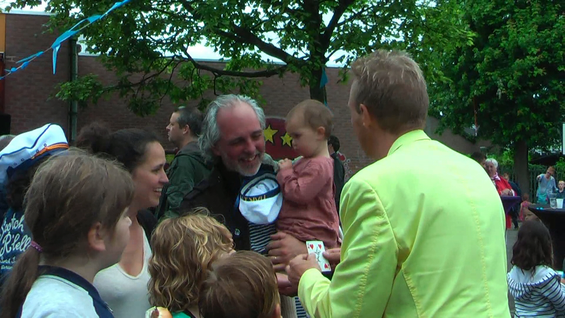 goochelen voor jong en oud tijdens verjaardagsfeestje