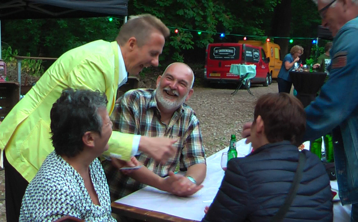 goochelen van dichtbij zorgt voor verbinding