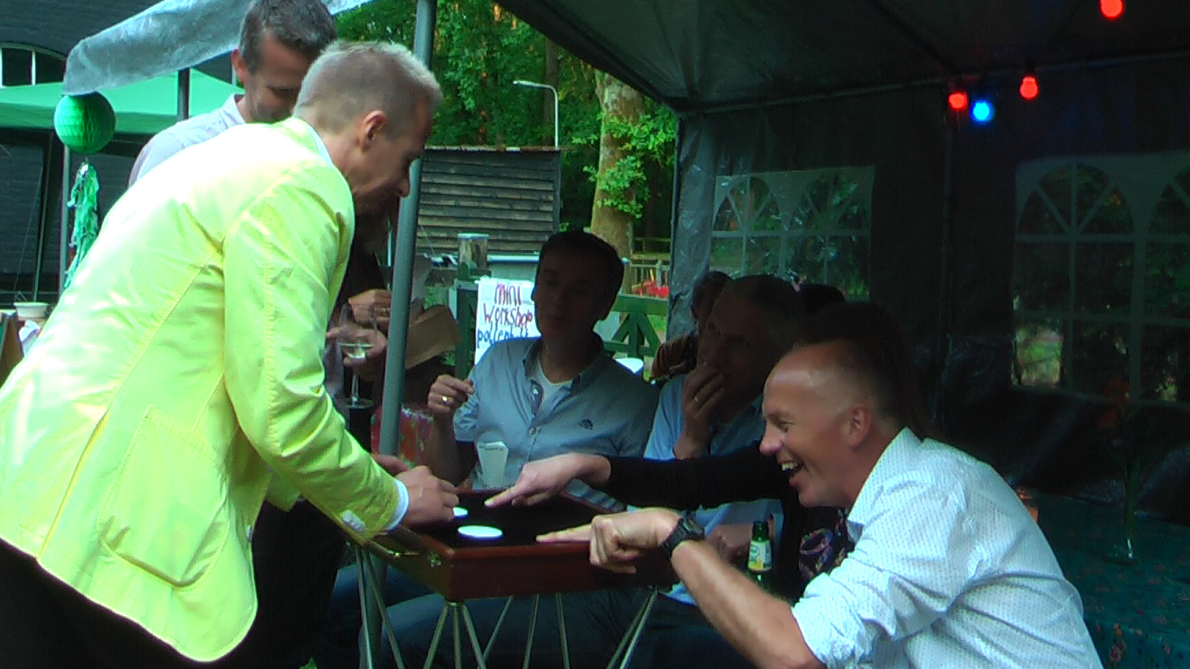 goochelacts tussen het publiek goochelacts tussen het publiek