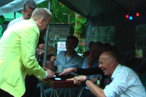 rondlopende goochelaar rondlopend vermaak ik de gasten met diverse interactieve trucs van dichtbij