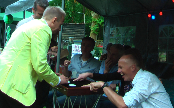 rondlopend vermaak ik de gasten met diverse interactieve trucs van dichtbij
