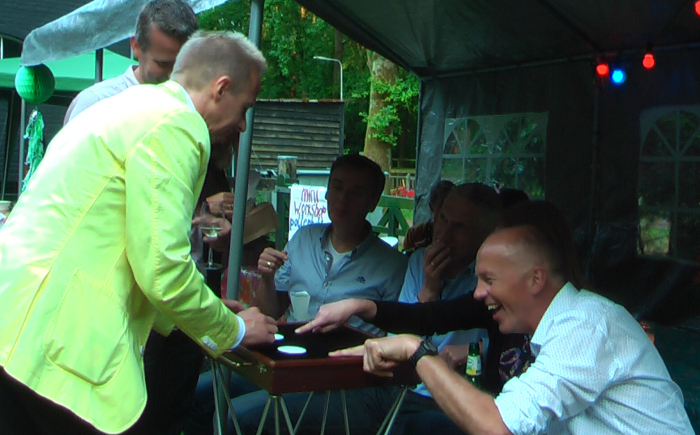rondlopend vermaak ik de gasten met diverse interactieve trucs van dichtbij