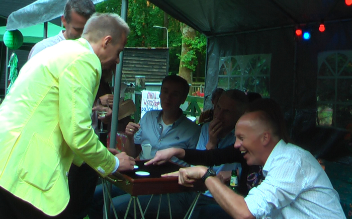 goochelacts tussen het publiek