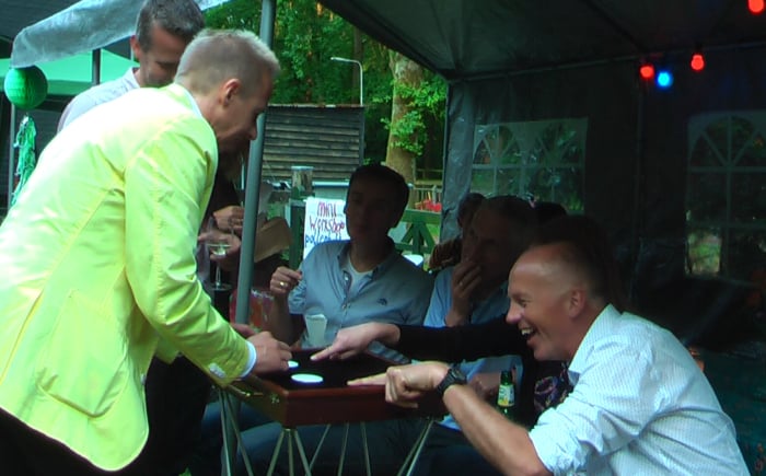 rondlopend vermaak ik de gasten met diverse interactieve trucs van dichtbij