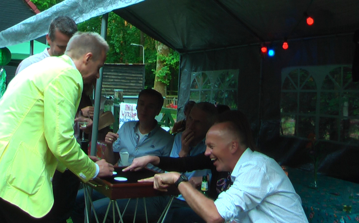 rondlopend vermaak ik de gasten met diverse interactieve trucs van dichtbij