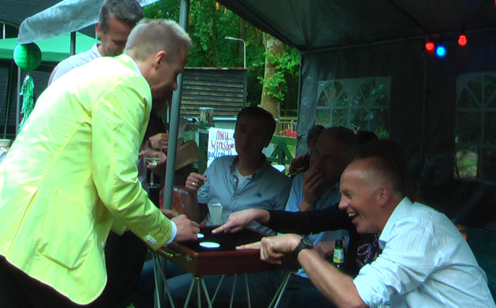 Boek als goochelact een rondlopende goochelaar