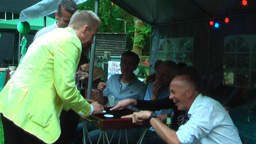 goochelacts tussen het publiek