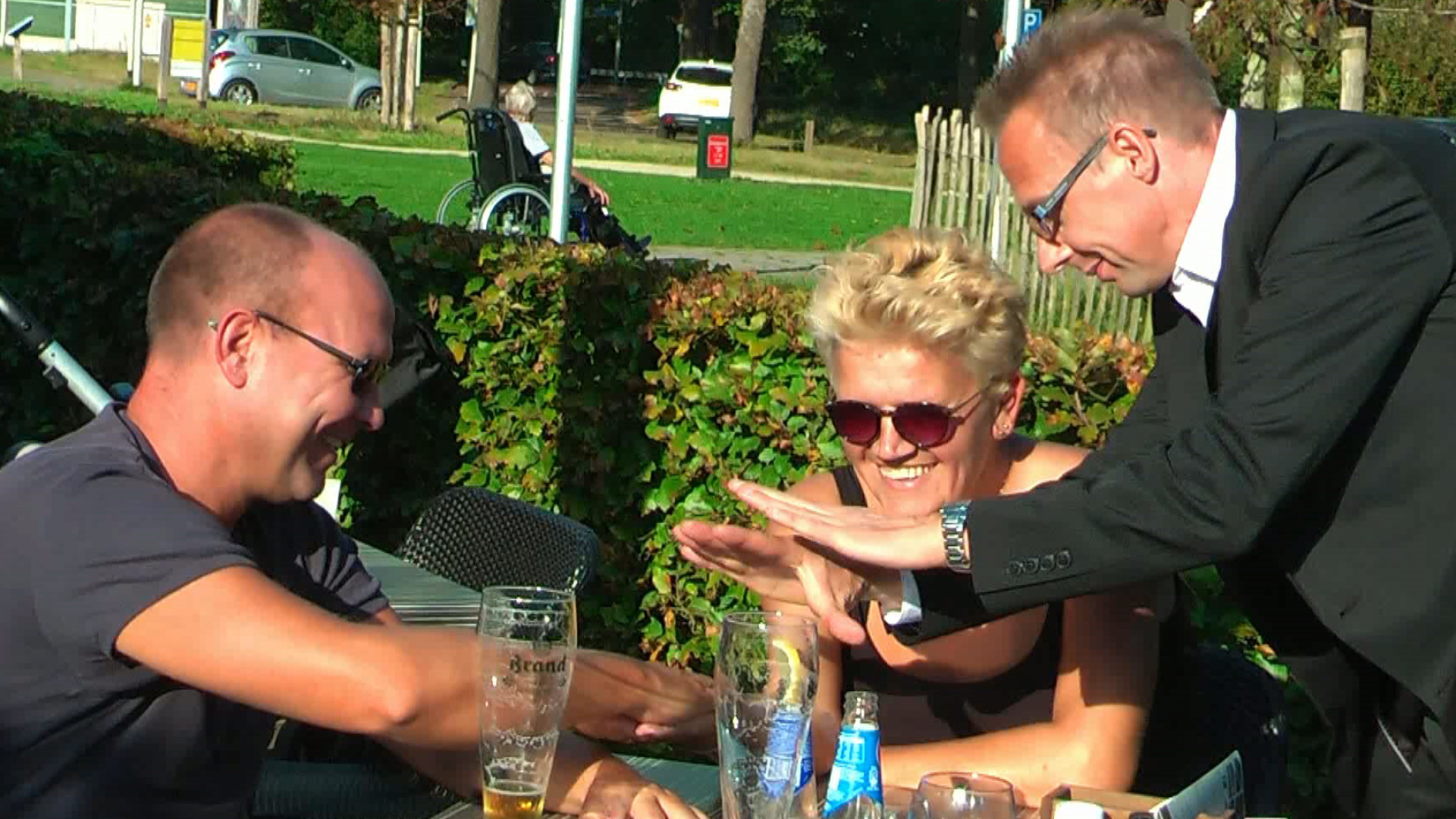 als goochelaar live aan het werk ik vertoon hier een interactieve truc voor een echtpaar
