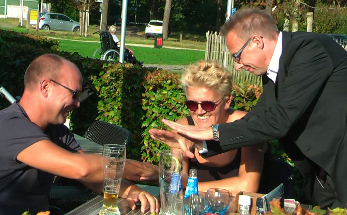 tafelgoochelen live voor een klein publiek