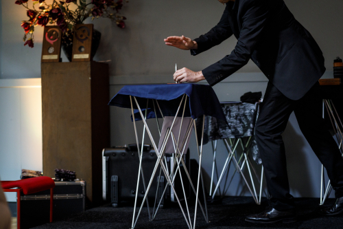 Een centrale goochelact inhuren als goochelaar kun je ook een podiumact inhuren