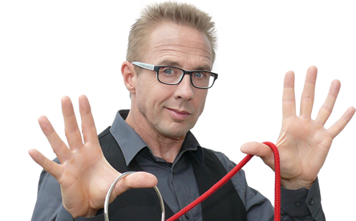 Goochelaar Paul Weiss vertoond hier zijn touw en ring magic routine