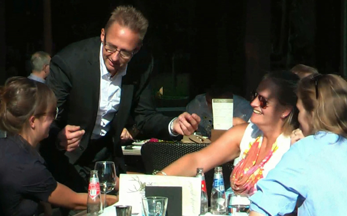 Goochelact inhuren waarbij ik mij tussen het publiek begeef