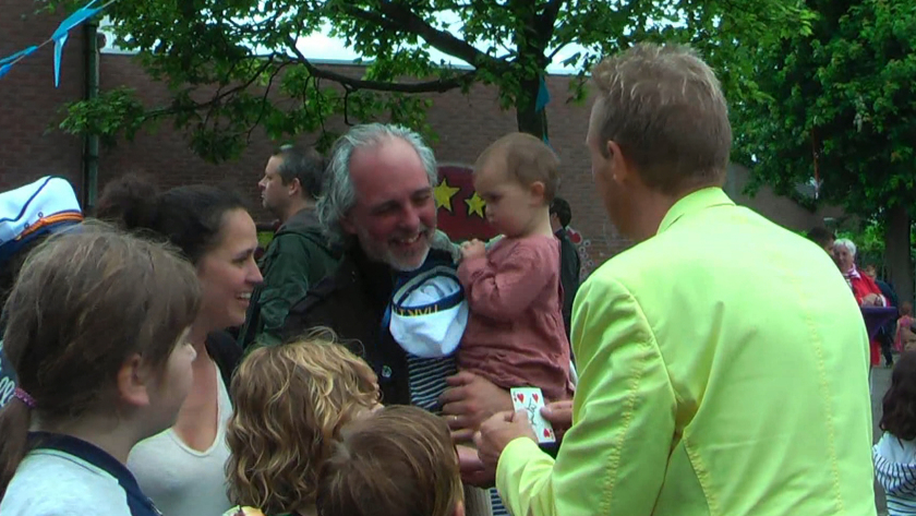 rondlopende goochelaar voor jong en oud rondlopende goochelaar voor jong en oud