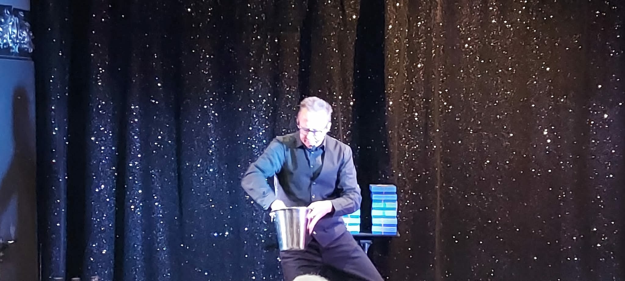 als goochelaar ook in te huren voor een podiumshow vol magie en illusie.
