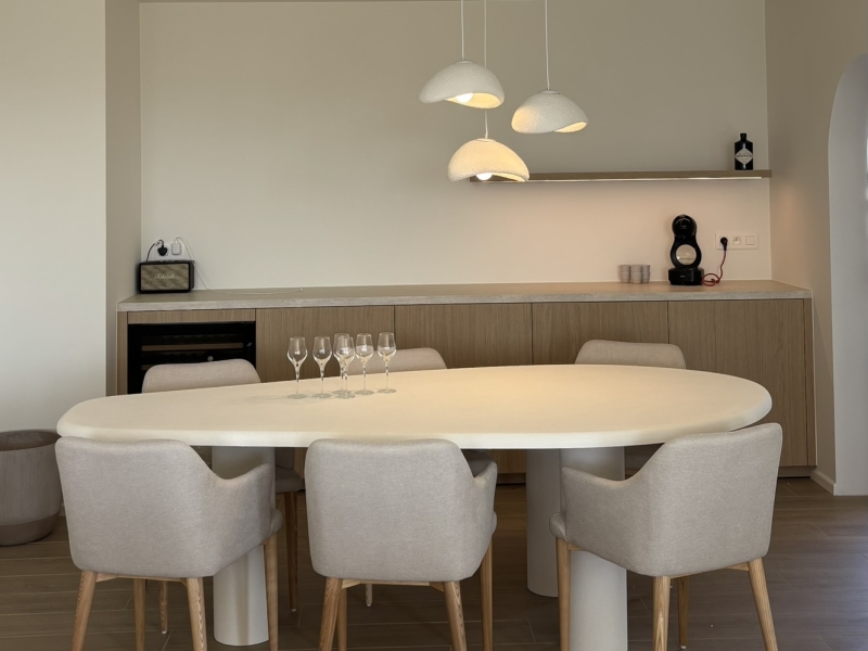 Japandi penthouse eettafel aan zee
