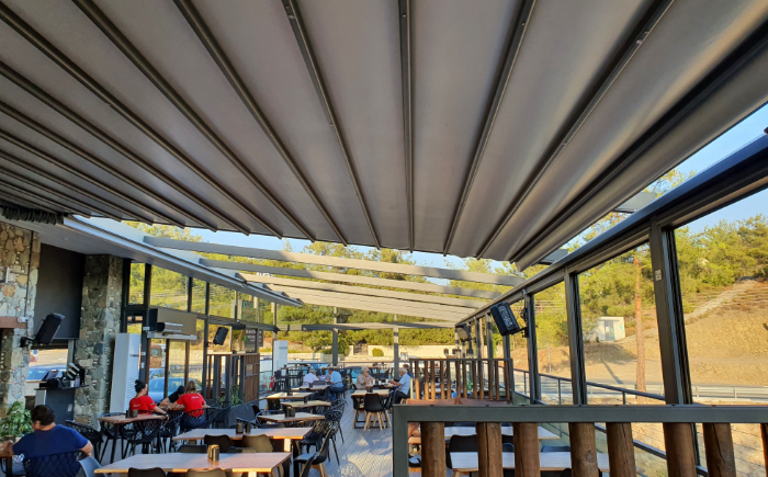 Professioneel pergolasysteem toegepast in een commerciële buitenruimte voor horeca