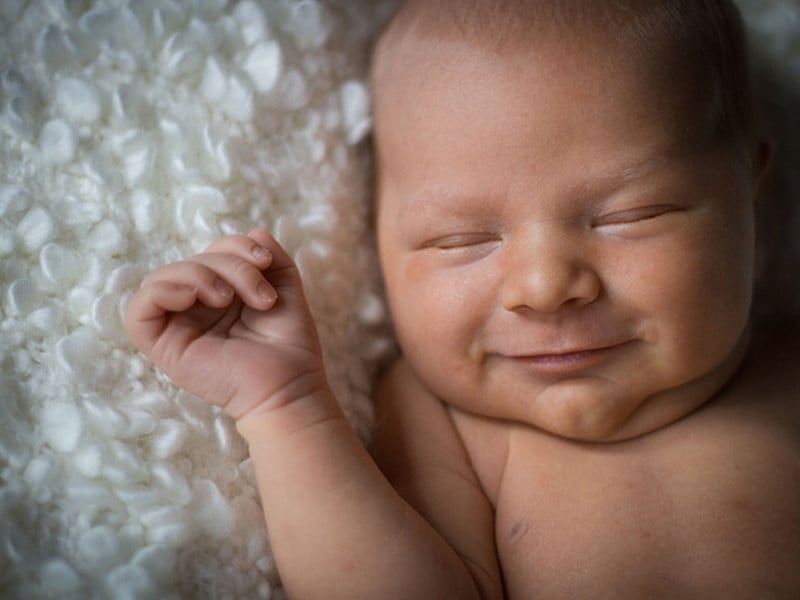 Newbornfoto puur slaapt glimlach