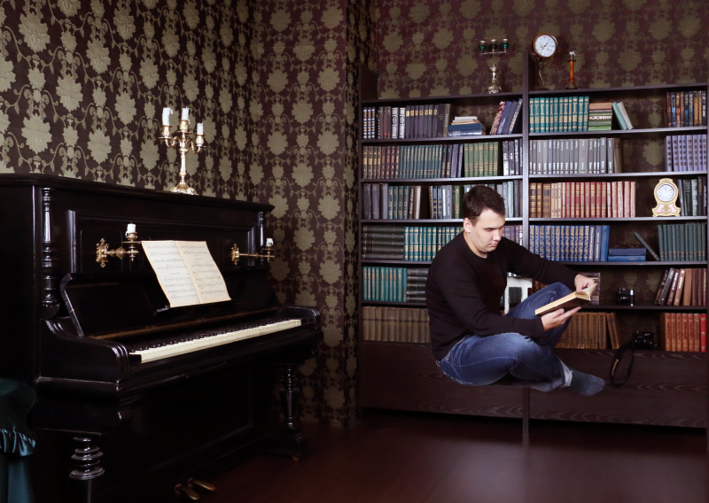 Een pianist die pianoboeken en bladmuziek gebruikt