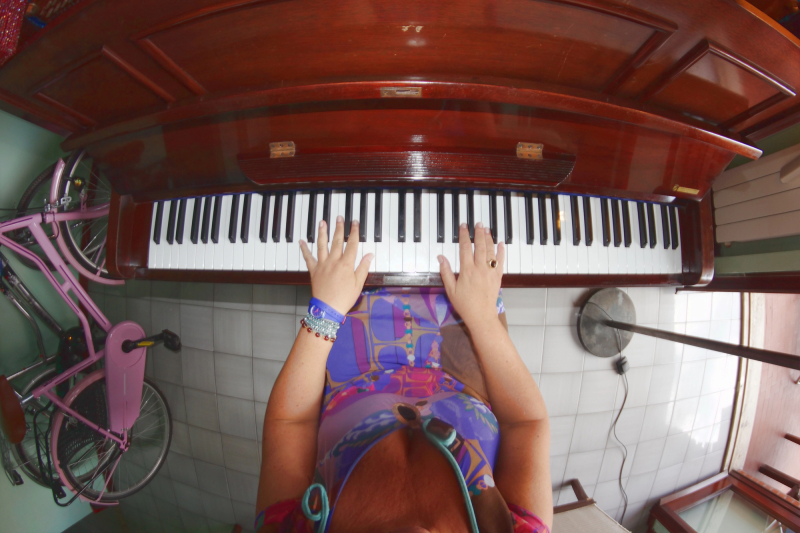 Beginner oefent juiste handpositie op piano – fouten piano leren beginner