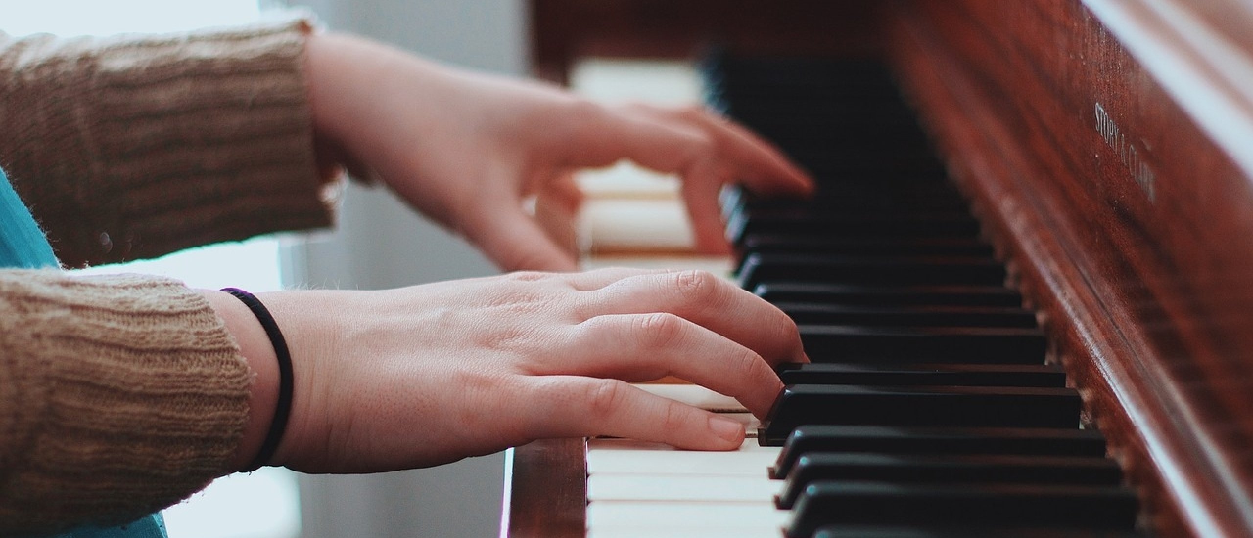 piano met hands