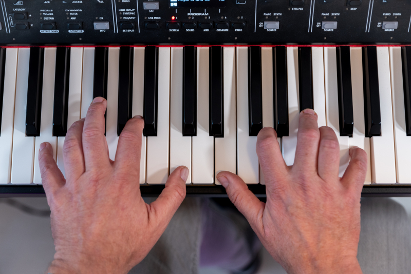 Piano akkoorden voor volwassenen Close-up van handen die een piano akkoord spelen volgens de 0+4+3 methode voor beginners.
