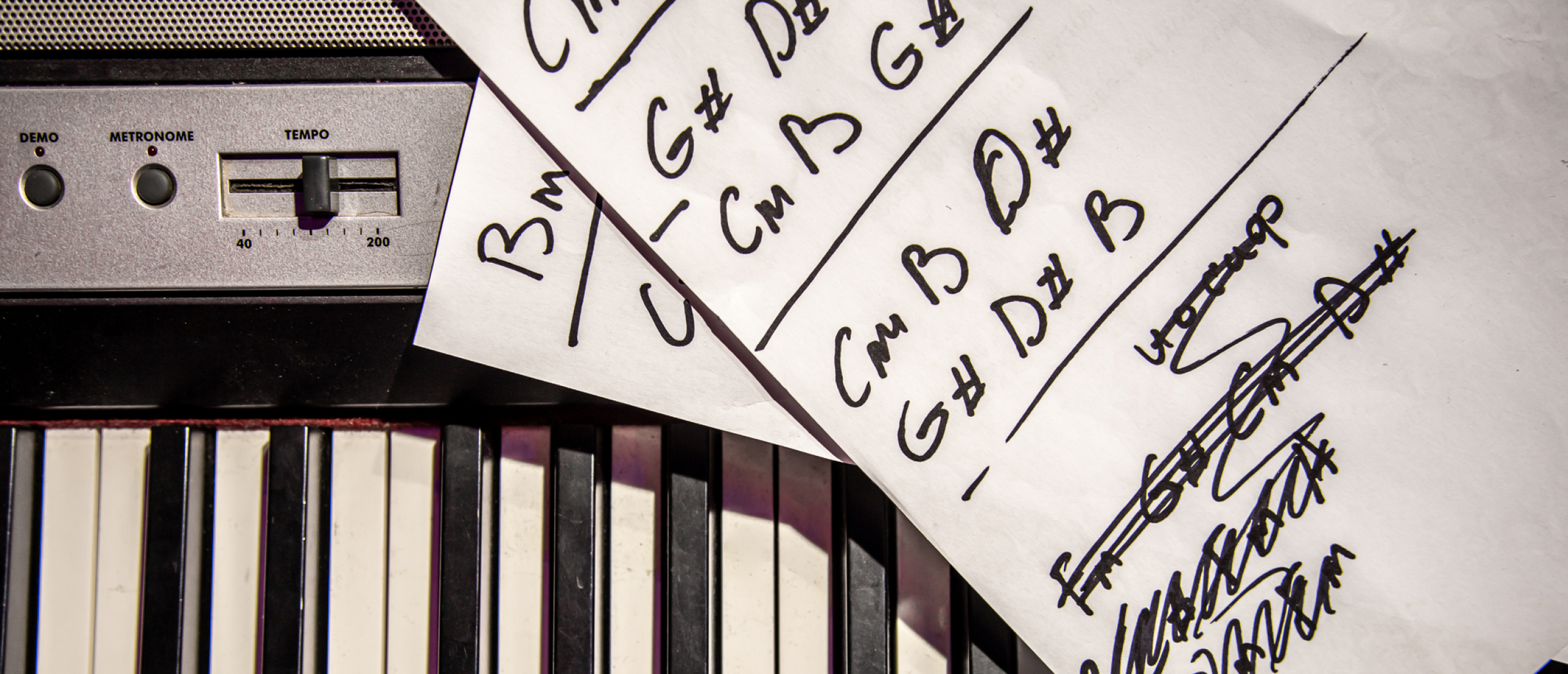 pianoklavier met akkoordenschema op papier
