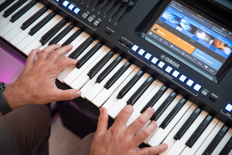 Volwassene leert ontspannen piano spelen op latere leeftijd zonder ingewikkelde bladmuziek.