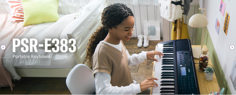 Meisje speelt op de Yamaha PSR-E383 Yamaha PSR-E383 keyboard kopen voor beginners