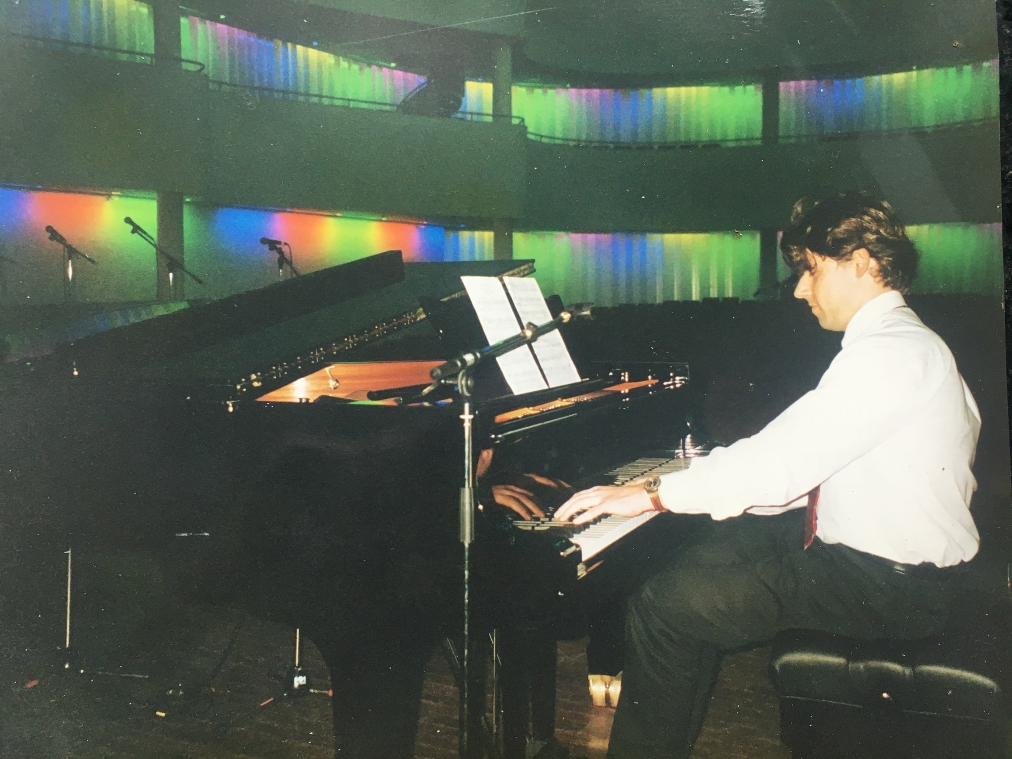 René als jongeman achter de piano