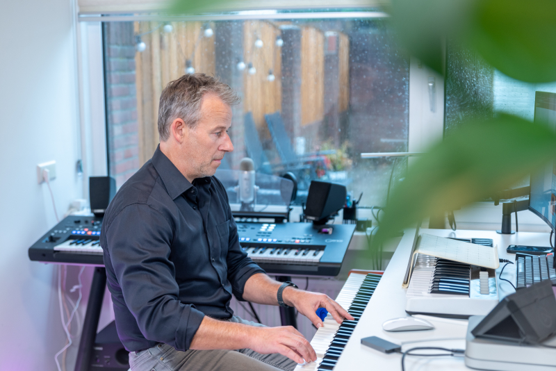 René Knops geeft op een ontspannen manier online pianoles aan volwassenen met de akkoordenmethode.