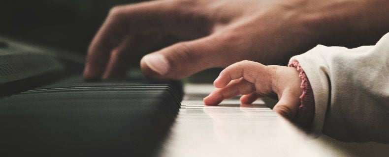 De tien makkelijkste liedjes om op de piano of keyboard te leren (met naspeelvideo&#8217;s)