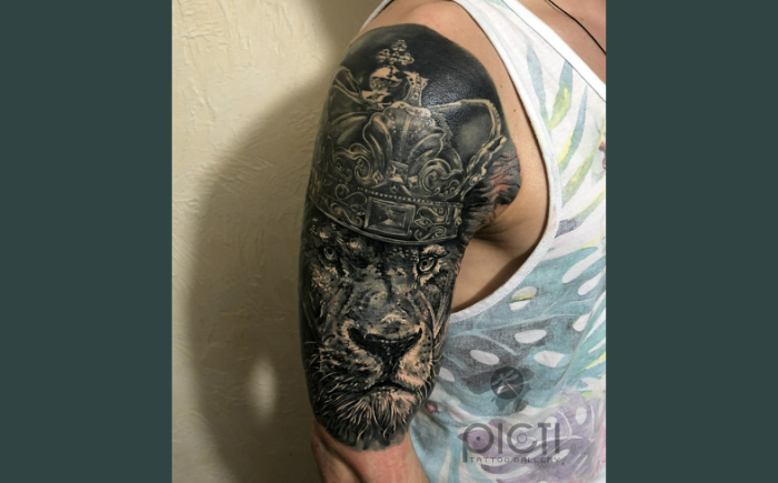 Leeuw met kroon tattoo black en grey