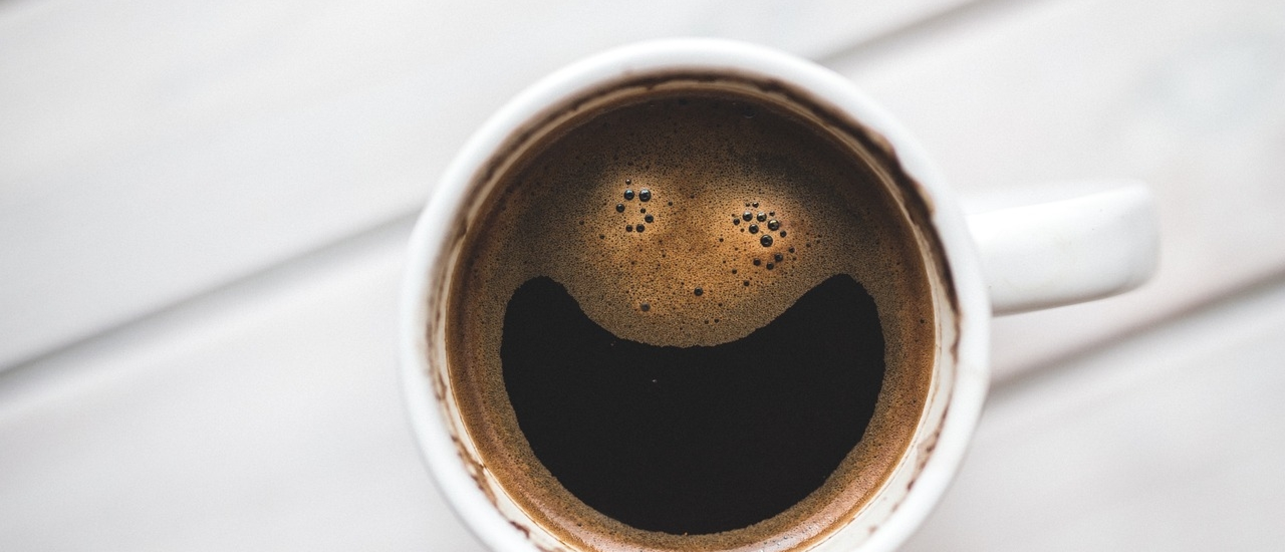 Hoe Koffie en Alcohol je Slaap Beïnvloeden (en Wat je Eraan Kunt Doen)