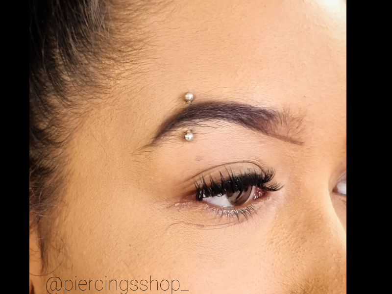 pierce-ink-studio-leiden-wenkbrauwpiercing